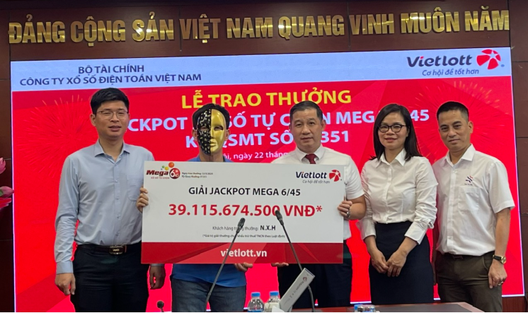 Vietlott nói gì khi cụ ông U80 nhận giải Jackpot 39 tỉ đồng nhìn như thanh niên?- Ảnh 1. Vietlott nói gì khi cụ ông U80 nhận giải Jackpot 39 tỉ đồng nhìn như thanh niên?- Ảnh 1.