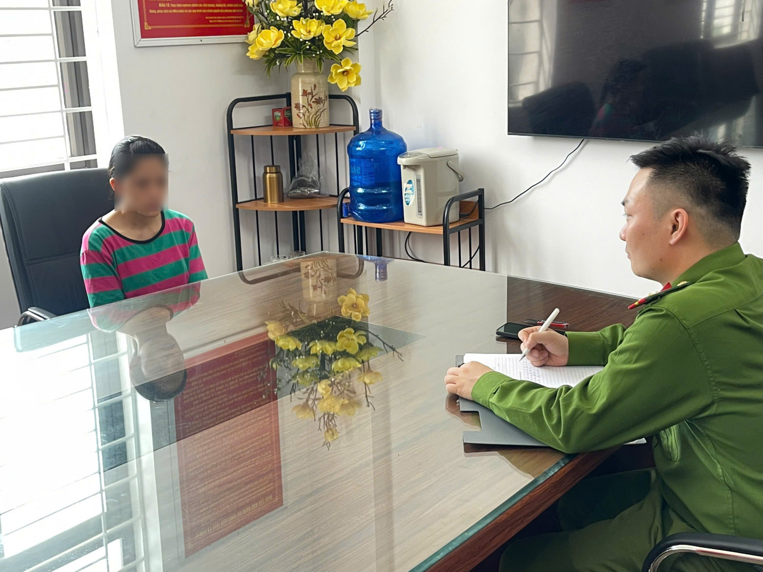 Nữ công nhân dùng kéo tự rạch 6 vết vào bắp tay, tạo hiện trường giả, báo bị cướp- Ảnh 1.
