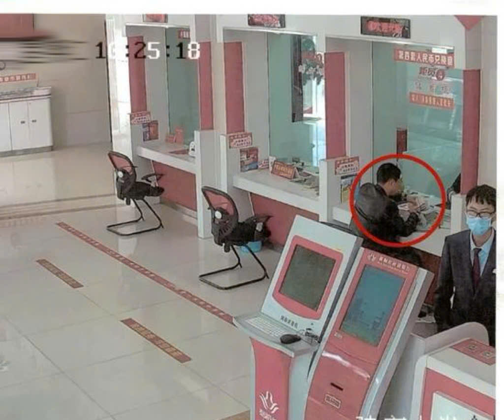 Nhận nhầm hơn 36 triệu đồng khi đi rút tiền, người đàn ông từ chối trả lại với lý do "ra khỏi quầy là hết trách nhiệm"- Ảnh 2.
