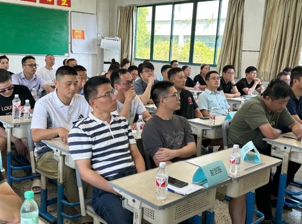 Giáo viên đứng lớp 40 năm nói thẳng: Không tâm linh nhưng nhìn dáng ngồi của cha mẹ khi đi họp phụ huynh, biết ngay con họ giàu sang hay lận đận- Ảnh 1.