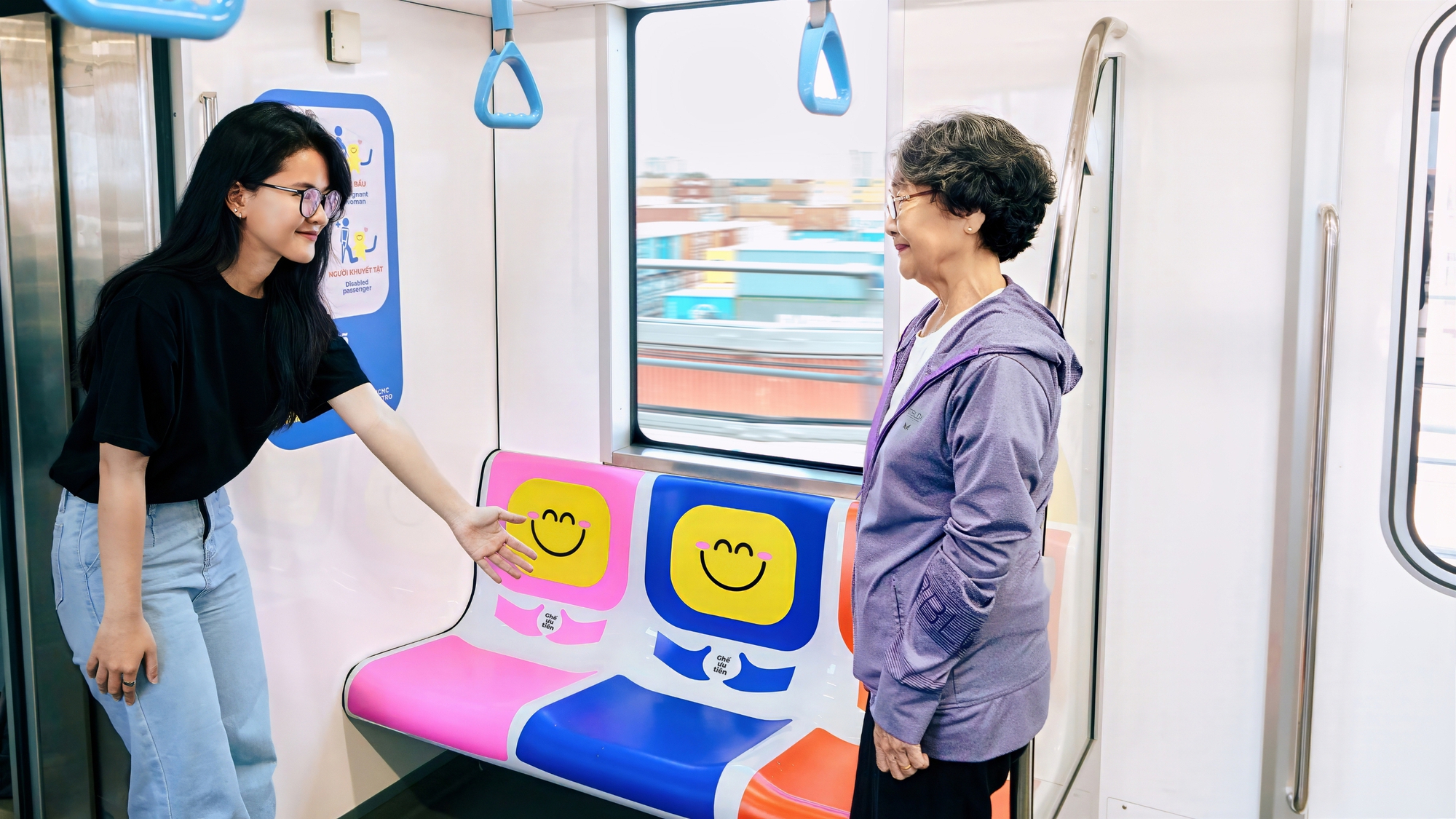 Chiến dịch lạ trên metro số 1 khiến hành khách ấm lòng- Ảnh 1.