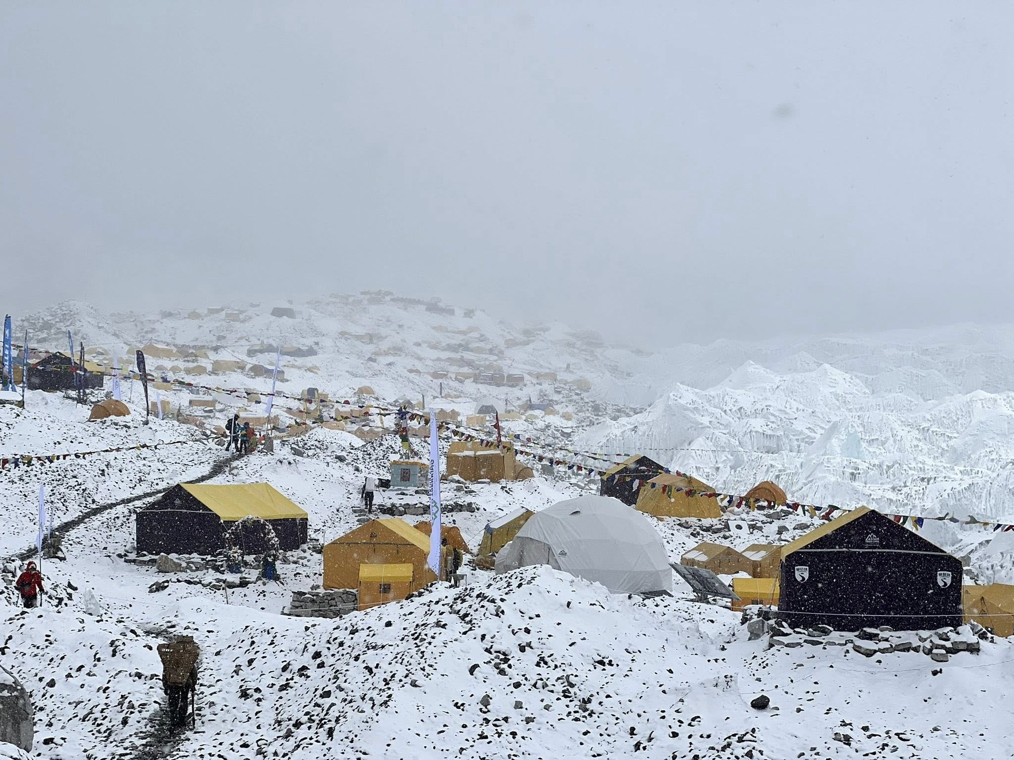 Chi hơn 2 tỷ đồng, 40 ngày mất kết nối - người Việt Nam lập kỳ tích ở Everest: “Tôi đã làm công tác tư tưởng với gia đình”- Ảnh 4.