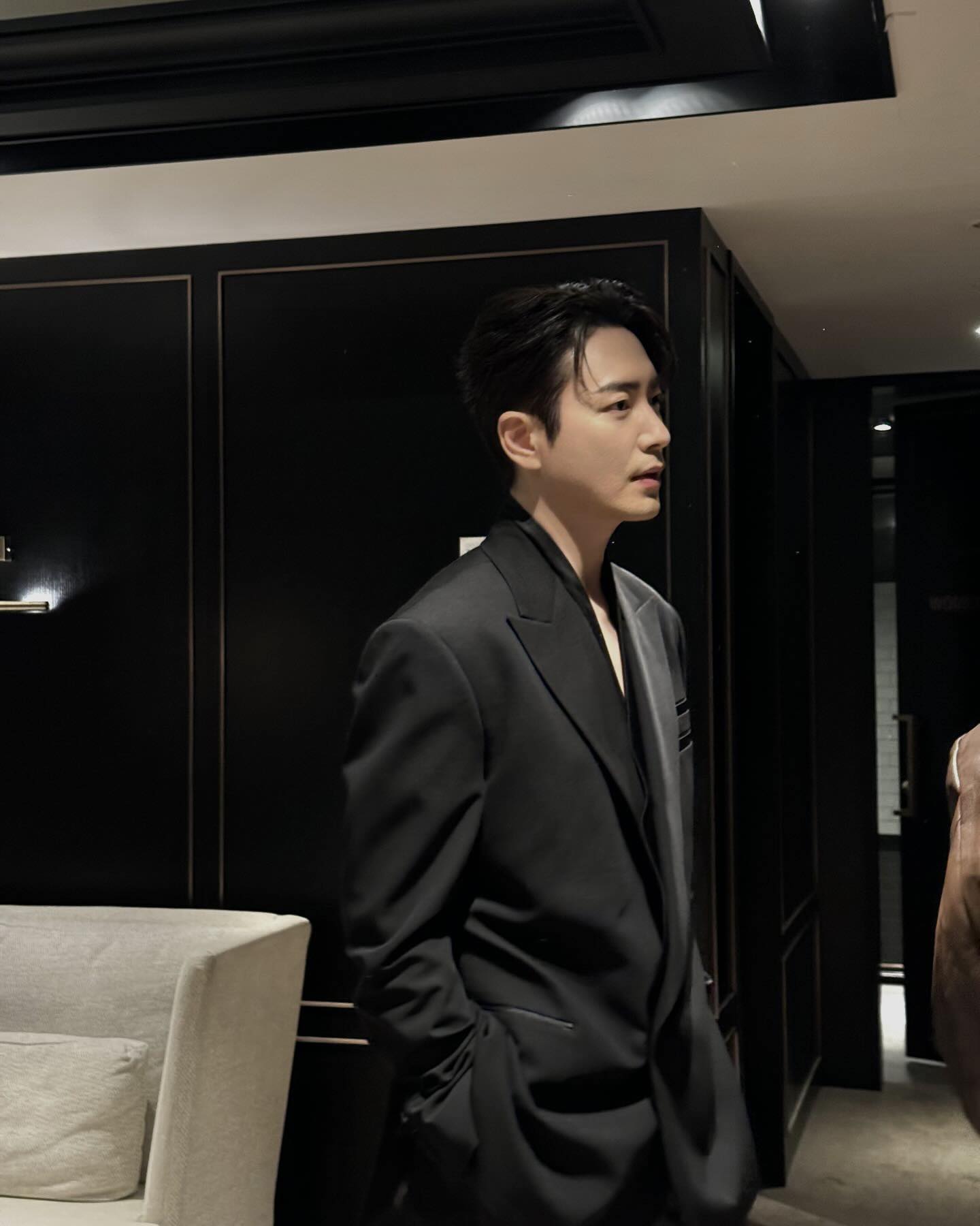 Vạn vật đều thua khi mỹ nam này mặc vest, tuyệt đối tổng tài không bút mực nào tả nổi- Ảnh 6.