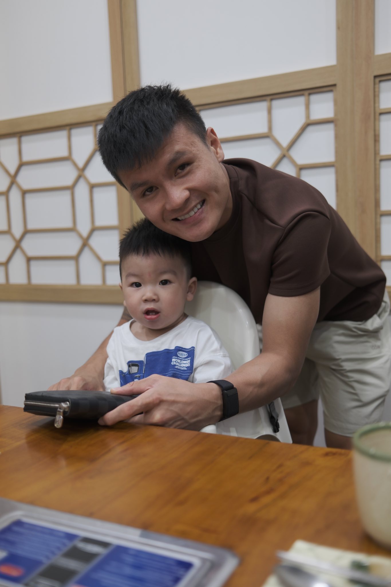 Kh&ocirc;ng nhận ra Chu Thanh Huyền, diện &aacute;o c&uacute;p ngực quyến rũ, nhan sắc thăng hạng r&otilde; rệt khi đi ăn c&ugrave;ng Quang Hải- Ảnh 3.