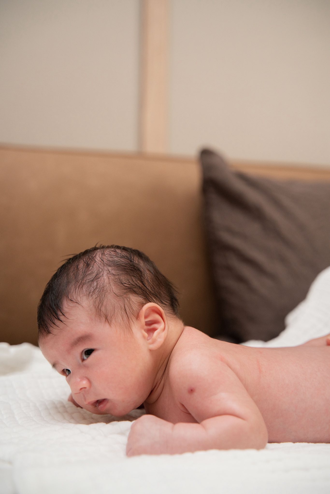 Mai Ngọc sau 2 tháng làm mẹ: Mặc đồ ngủ để mặt mộc bế con, cơ thể vẫn còn vết sẹo dài- Ảnh 3.