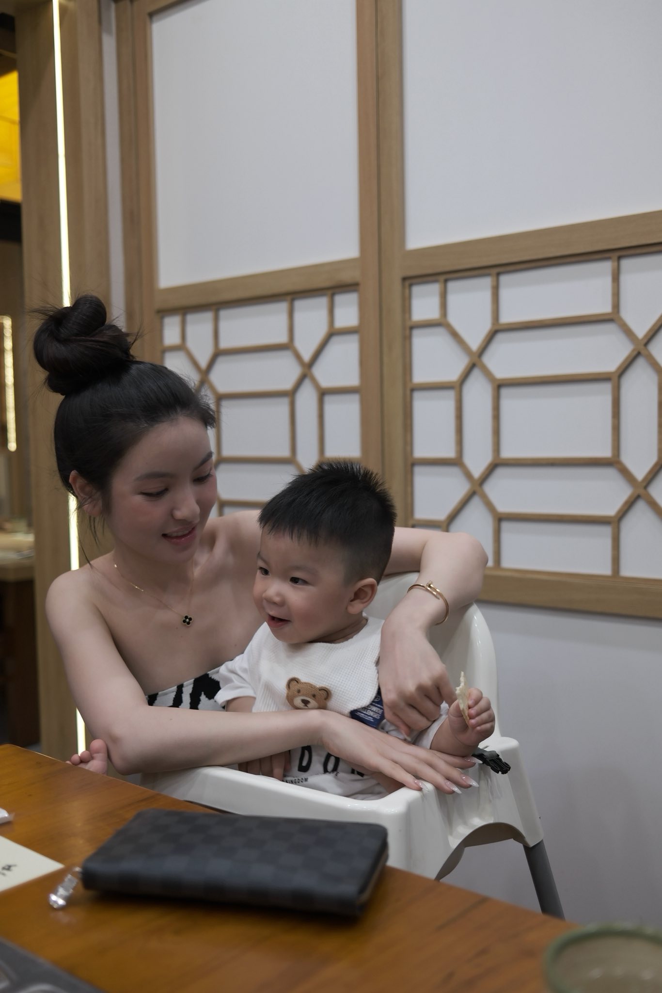 Kh&ocirc;ng nhận ra Chu Thanh Huyền, diện &aacute;o c&uacute;p ngực quyến rũ, nhan sắc thăng hạng r&otilde; rệt khi đi ăn c&ugrave;ng Quang Hải- Ảnh 2.