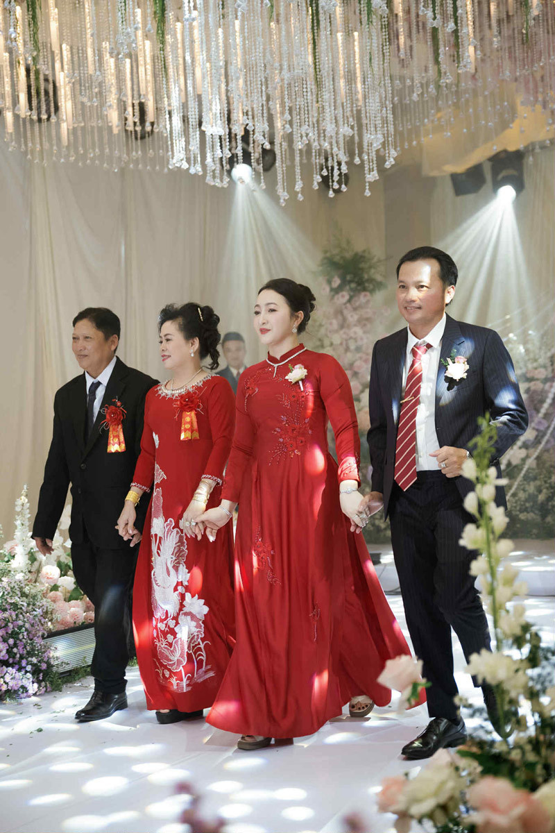 Mẹ cô dâu Hậu Giang gây sốt mạng xã hội, U40 đẹp quý phái như minh tinh trong đám cưới bạc tỷ- Ảnh 5.