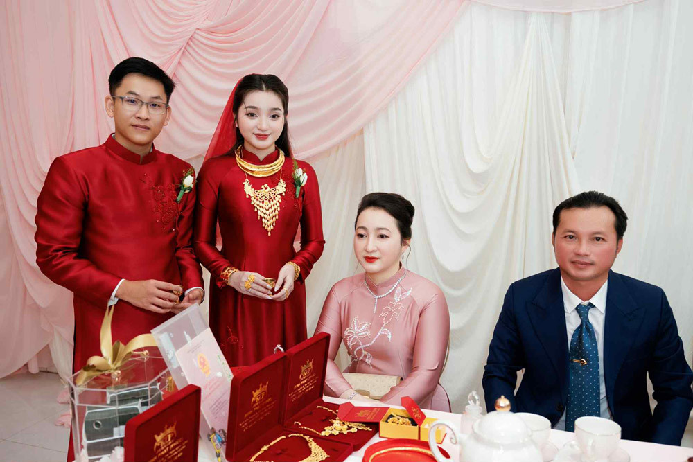 Mẹ cô dâu Hậu Giang gây sốt mạng xã hội, U40 đẹp quý phái như minh tinh trong đám cưới bạc tỷ- Ảnh 2.