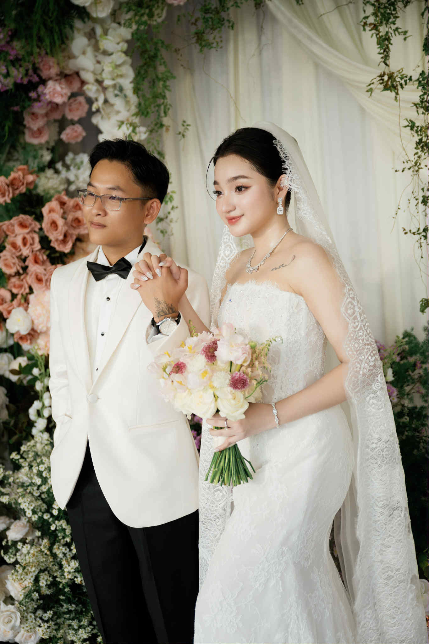 Mẹ cô dâu Hậu Giang gây sốt mạng xã hội, U40 đẹp quý phái như minh tinh trong đám cưới bạc tỷ- Ảnh 4.