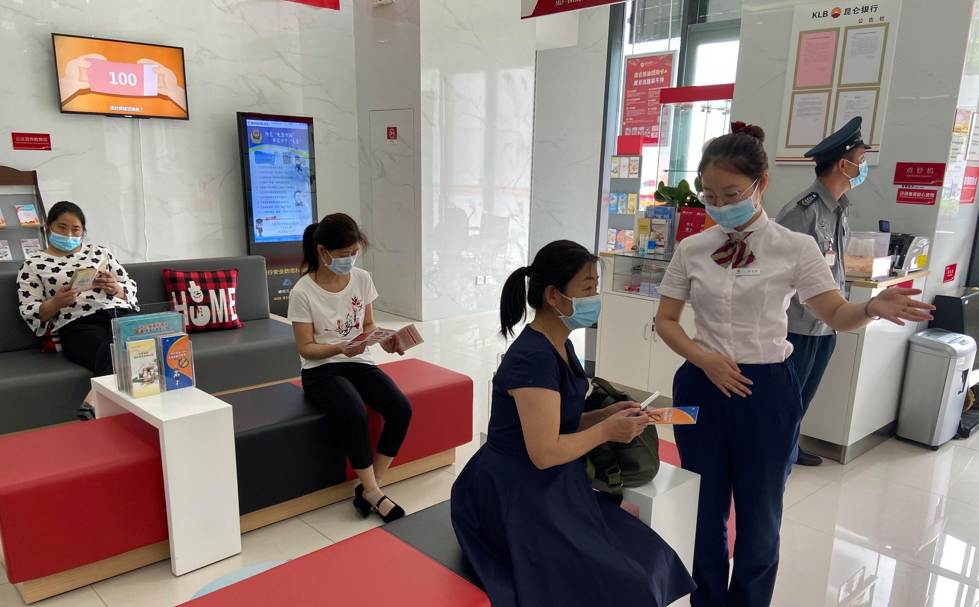 Nhận được hơn 1 tỷ đồng chuyển khoản nhầm, người phụ nữ nhanh ch&oacute;ng trả lại cho người gửi, ng&acirc;n h&agrave;ng lập tức ngăn cản: Số tiền n&agrave;y kh&ocirc;ng thể ho&agrave;n trả- Ảnh 1.