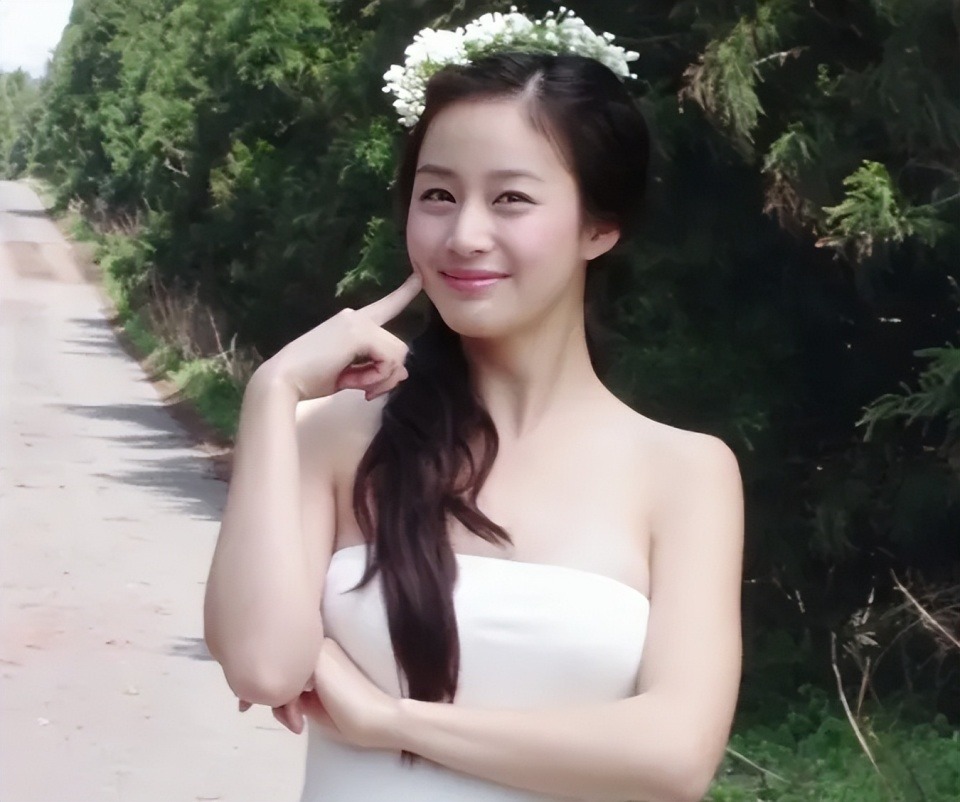 Kim Tae Hee mặt bóng dầu như bôi mỡ, đơ như tượng sáp- Ảnh 6.