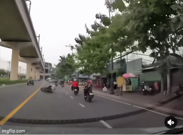 Clip: Cú ra chân ác ý, đạp nam thanh niên ngã sõng soài giữa đường, gã đàn ông được dự đoán sẽ sớm 