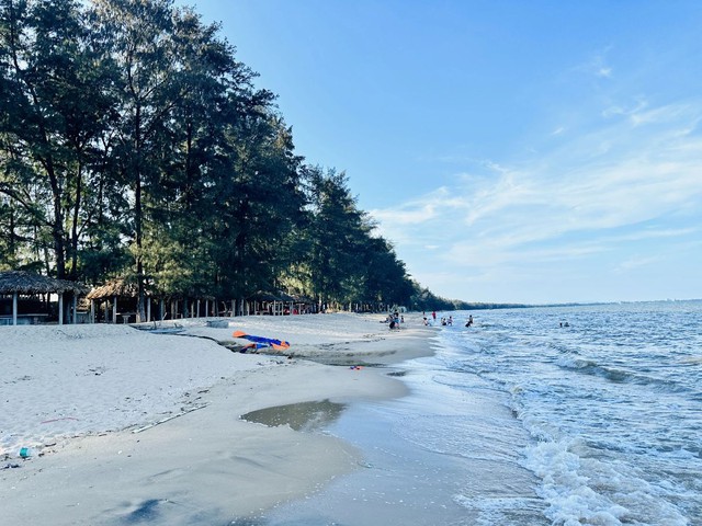 Không phải Hạ Long, Cát Bà, đây mới là bãi biển được du khách nhận xét "trong xanh nhất miền Bắc"- Ảnh 1.