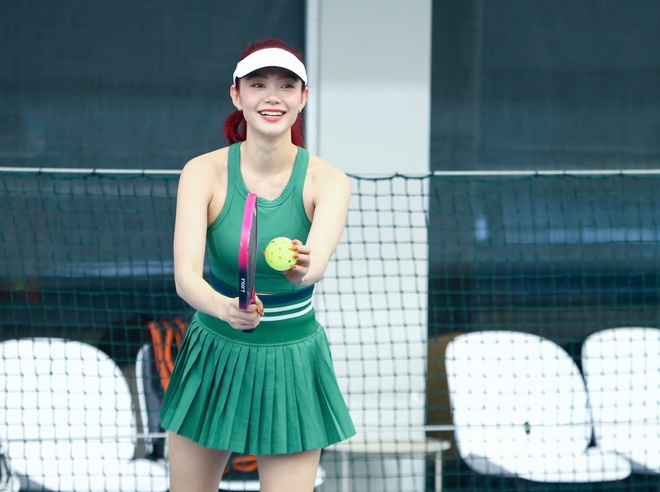 “Há hốc mồm” với visual trắng phát sáng của Minh Hằng trên sân pickleball, thời trang đỉnh, trình cũng không xoàng- Ảnh 1.