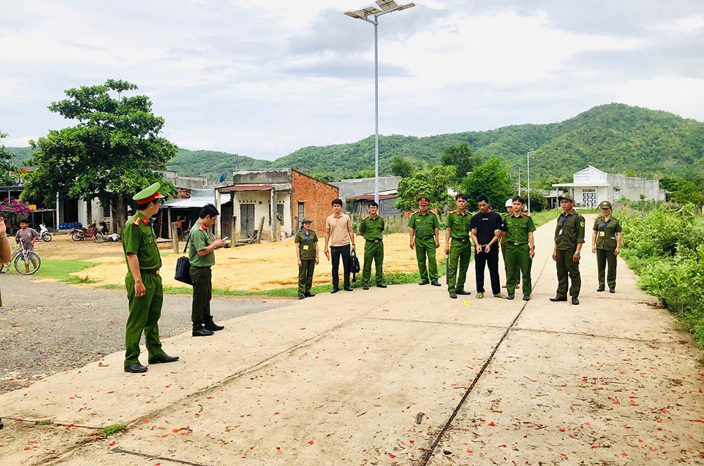 Sau mâu thuẫn, con rể nổ súng nhiều phát vào nhà cha vợ, cướp xe máy bỏ trốn- Ảnh 1.