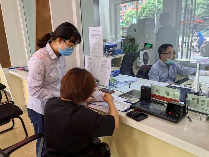Người phụ nữ trình báo chuyển khoản nhầm 720 triệu đồng cần lấy lại, ngân hàng khẳng định: “Chủ tài khoản đã qua đời từ 4 năm trước”- Ảnh 1.