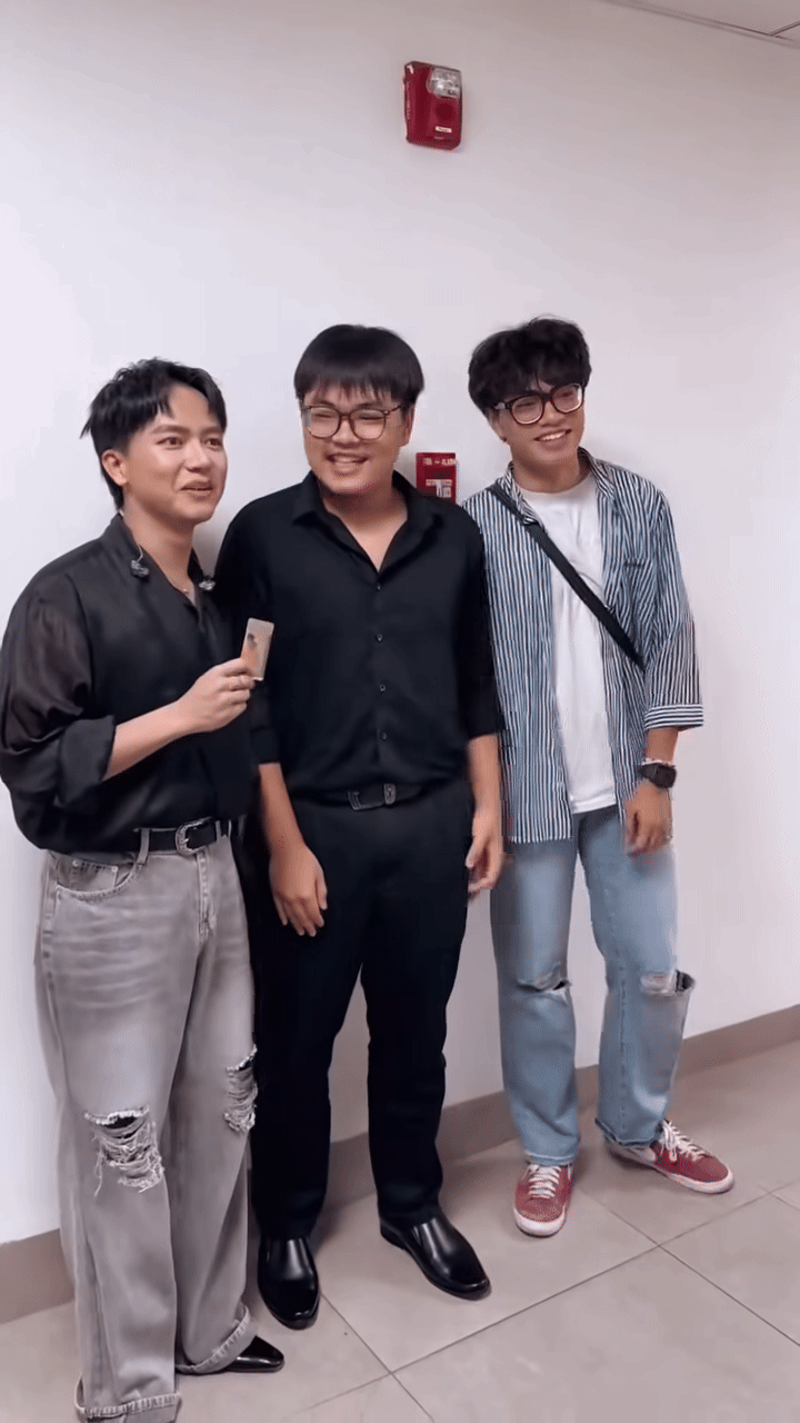 Một Anh Tài đứng cạnh con trai Cục Trưởng Xuân Bắc bị netizen gọi là ca sĩ khổ nhất thế giới, vì sao?- Ảnh 4.