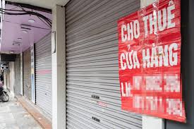 Cửa hàng đóng cửa, hàng hóa không rõ nguồn gốc vứt ngổn ngang ở bờ đường: Việc xác minh làm rõ là cần thiết để đảm bảo quyền lợi cho người dân- Ảnh 3.