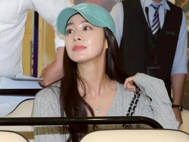 Kim Tae Hee mặt bóng dầu như bôi mỡ, đơ như tượng sáp- Ảnh 3.