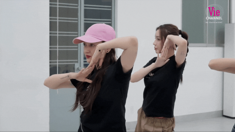 live-42-1749712527418896522481.gif