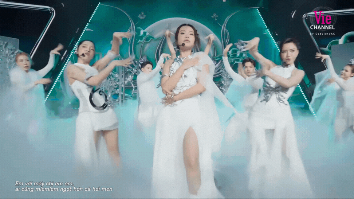 live-46-17497125258891355637295.gif