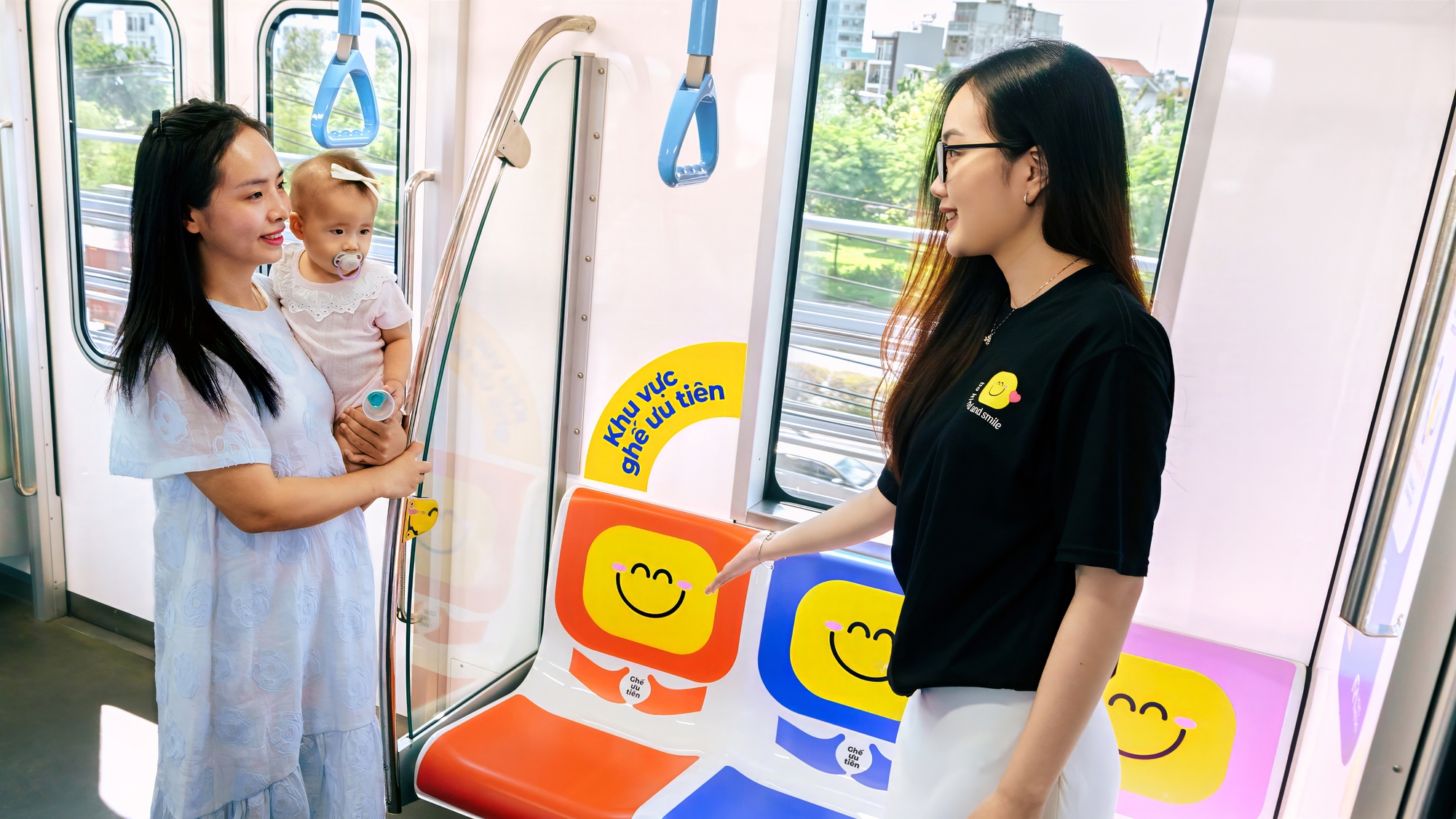 Chiến dịch lạ trên metro số 1 khiến hành khách ấm lòng- Ảnh 2.