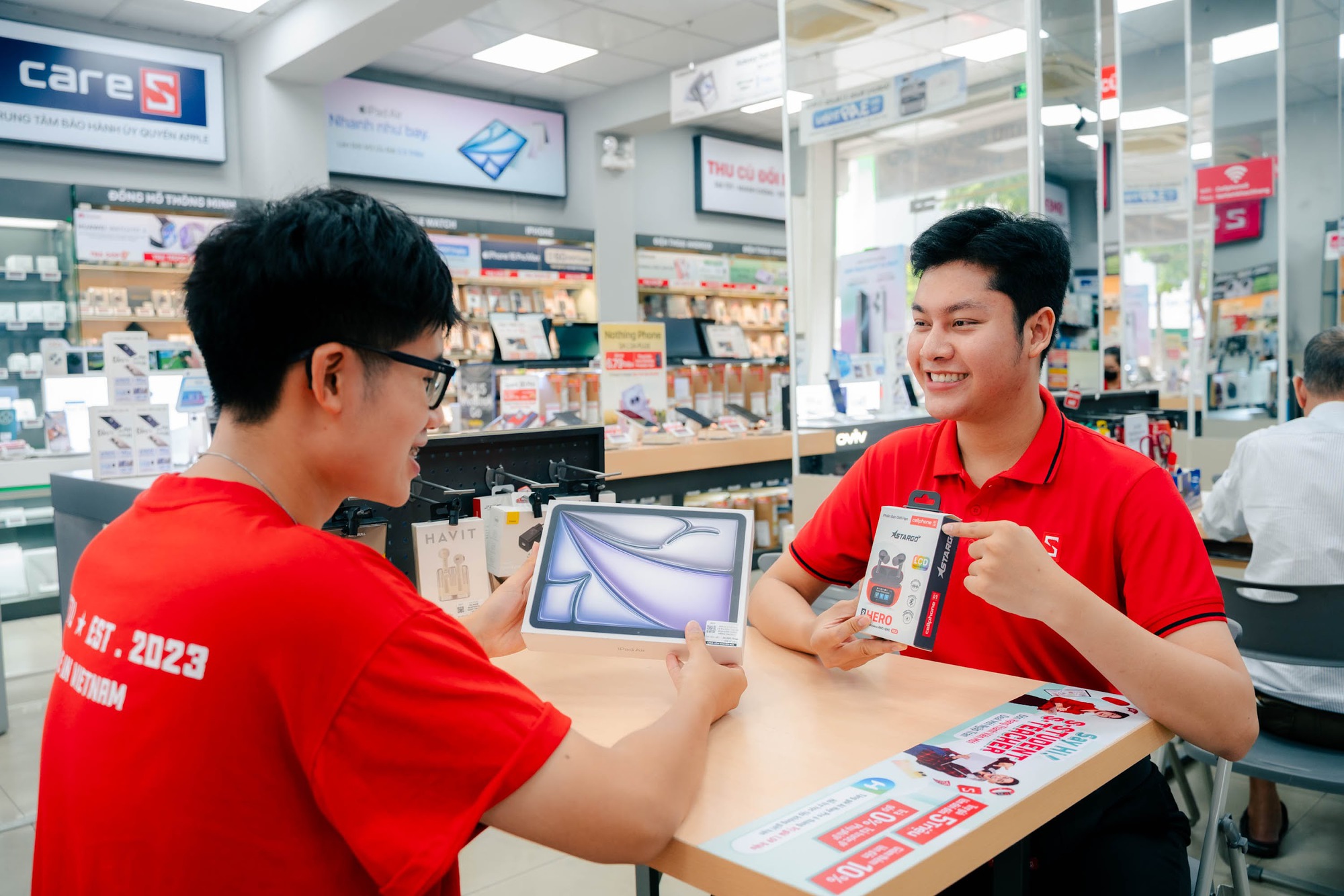 CellphoneS giảm 10%, đổi điểm nhận quà cùng nhiều ưu đãi trong Tựu Trường Lên Cấp- Ảnh 2.