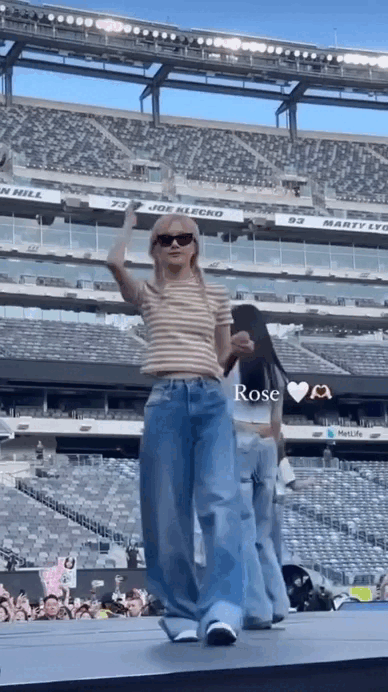 "Thành viên gầy nhất BLACKPINK" mê mãi kiểu áo quần này!- Ảnh 12.