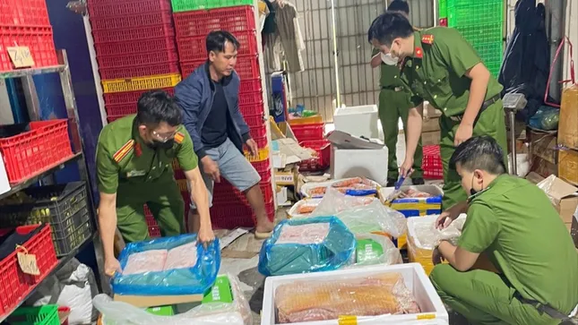 Phát hiện hơn 1,6 tấn bánh kẹo không rõ nguồn gốc tại Lâm Đồng- Ảnh 4.