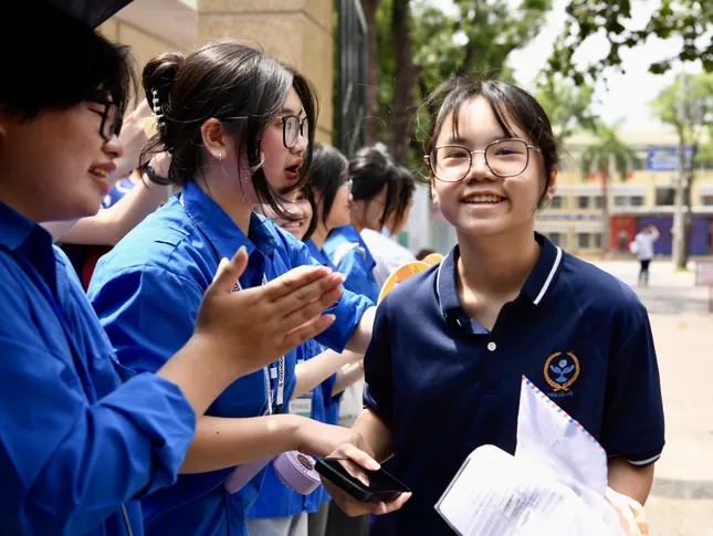 Lo chấm Ngữ văn cảm tính, vênh điểm, Giám đốc Sở GD&ĐT Hà Nội trấn an thế nào?- Ảnh 1.