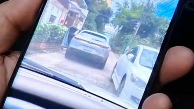 Thấy ô tô của hàng xóm nổ máy từ trưa đến tối, người phụ nữ tới gần thì hoảng hốt, vội báo cảnh sát- Ảnh 1.