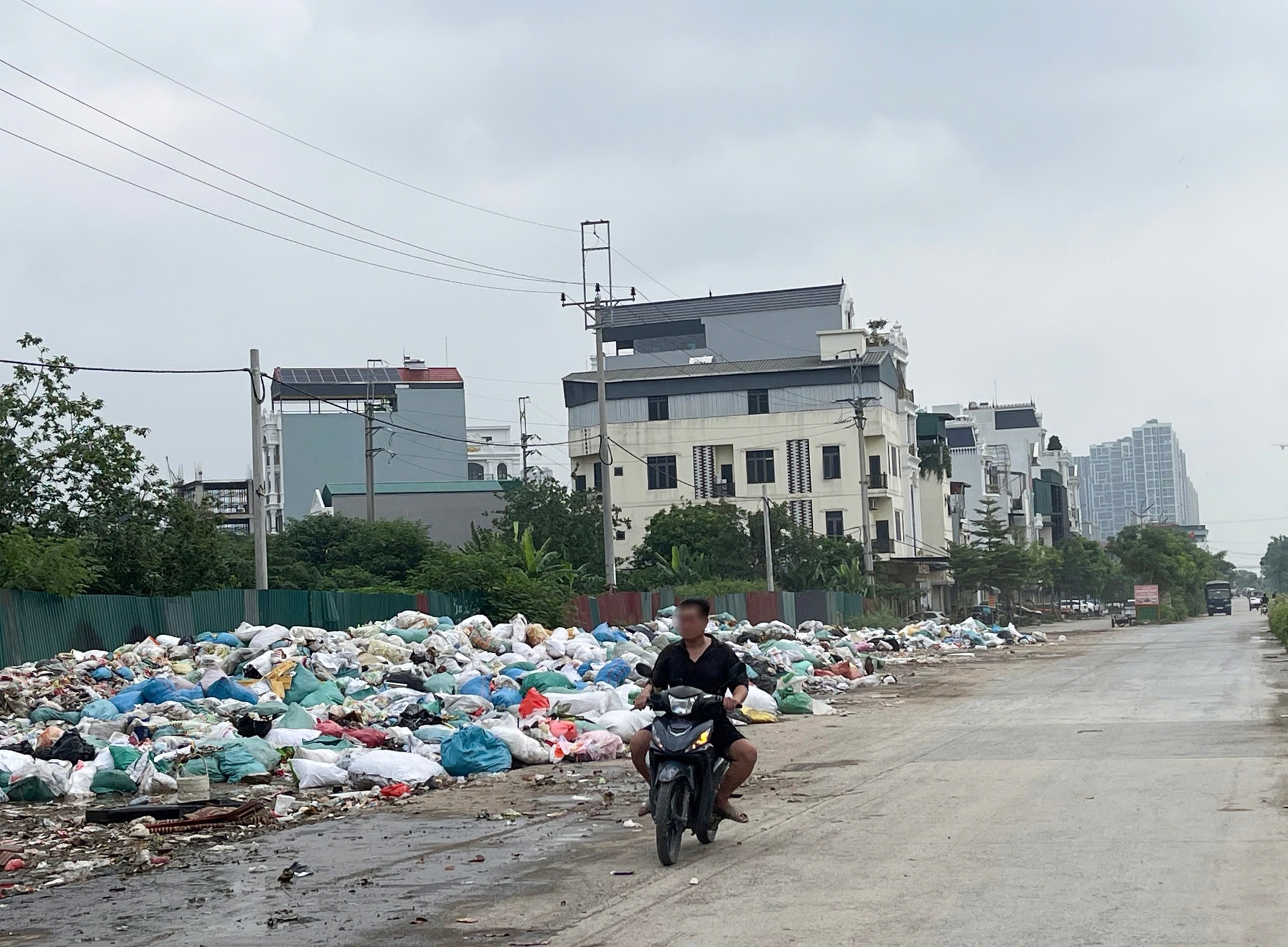 Cửa hàng đóng cửa, hàng hóa không rõ nguồn gốc vứt ngổn ngang ở bờ đường: Việc xác minh làm rõ là cần thiết để đảm bảo quyền lợi cho người dân- Ảnh 2.