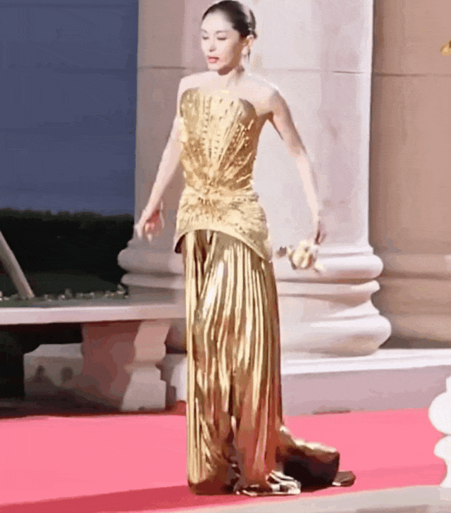 1 nữ diễn viên ngã 1 nữ diễn viên ngã