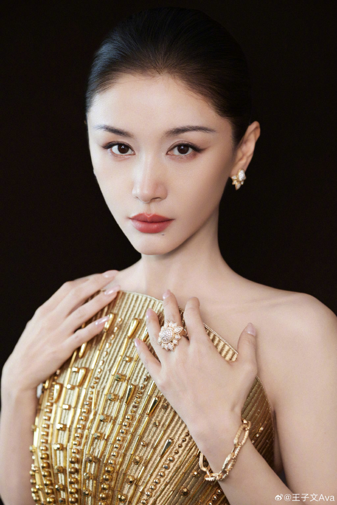 1 nữ diễn viên ngã 1 nữ diễn viên ngã