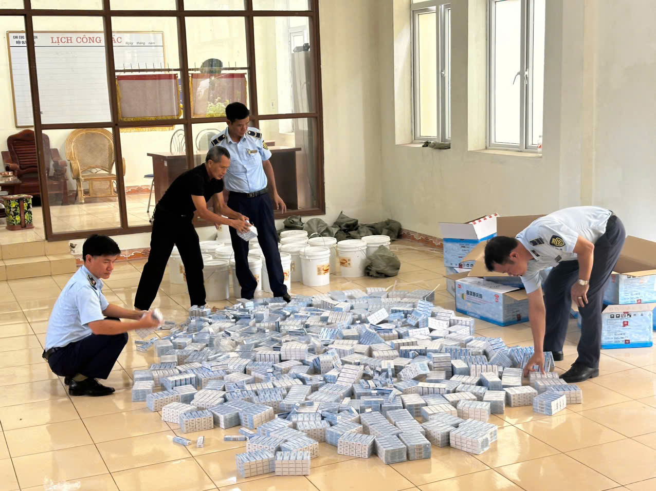Thu giữ 5.400 tuýp thuốc tân dược và 400 lít sirô mạch nha xuất xứ Trung Quốc nhập lậu- Ảnh 1.