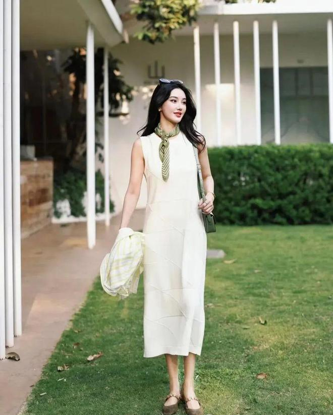 Khăn lụa - "vũ khí" thời trang biến hóa từ cổ đến toàn thân, giúp bạn nâng tầm phong cách trong tích tắc- Ảnh 5.