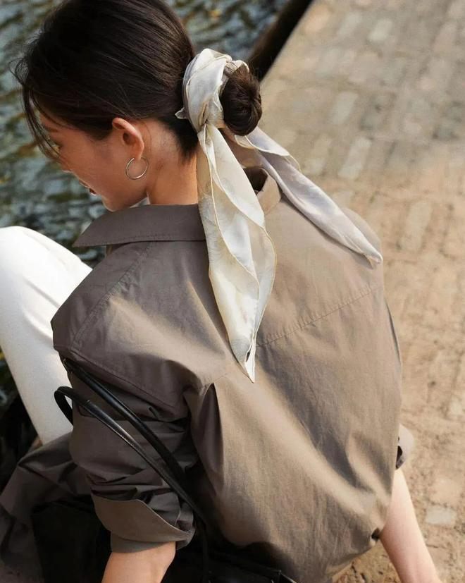 Khăn lụa - "vũ khí" thời trang biến hóa từ cổ đến toàn thân, giúp bạn nâng tầm phong cách trong tích tắc- Ảnh 7.
