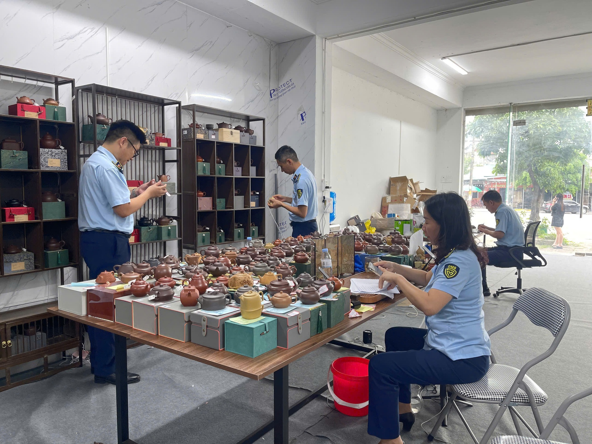 Thu giữ 5.400 tuýp thuốc tân dược và 400 lít sirô mạch nha xuất xứ Trung Quốc nhập lậu- Ảnh 2.