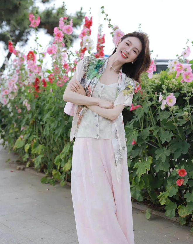 Khăn lụa - "vũ khí" thời trang biến hóa từ cổ đến toàn thân, giúp bạn nâng tầm phong cách trong tích tắc- Ảnh 2.