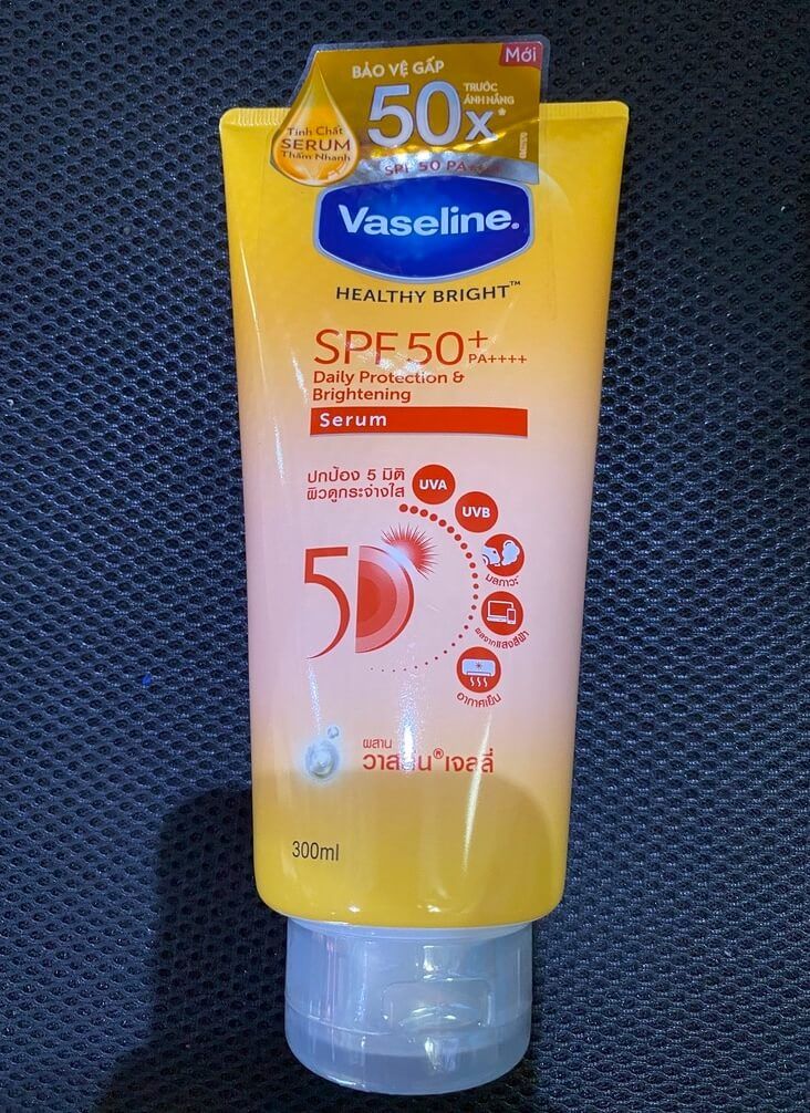 8 kem dưỡng ẩm chứa SPF chống nắng, cứ dùng là 