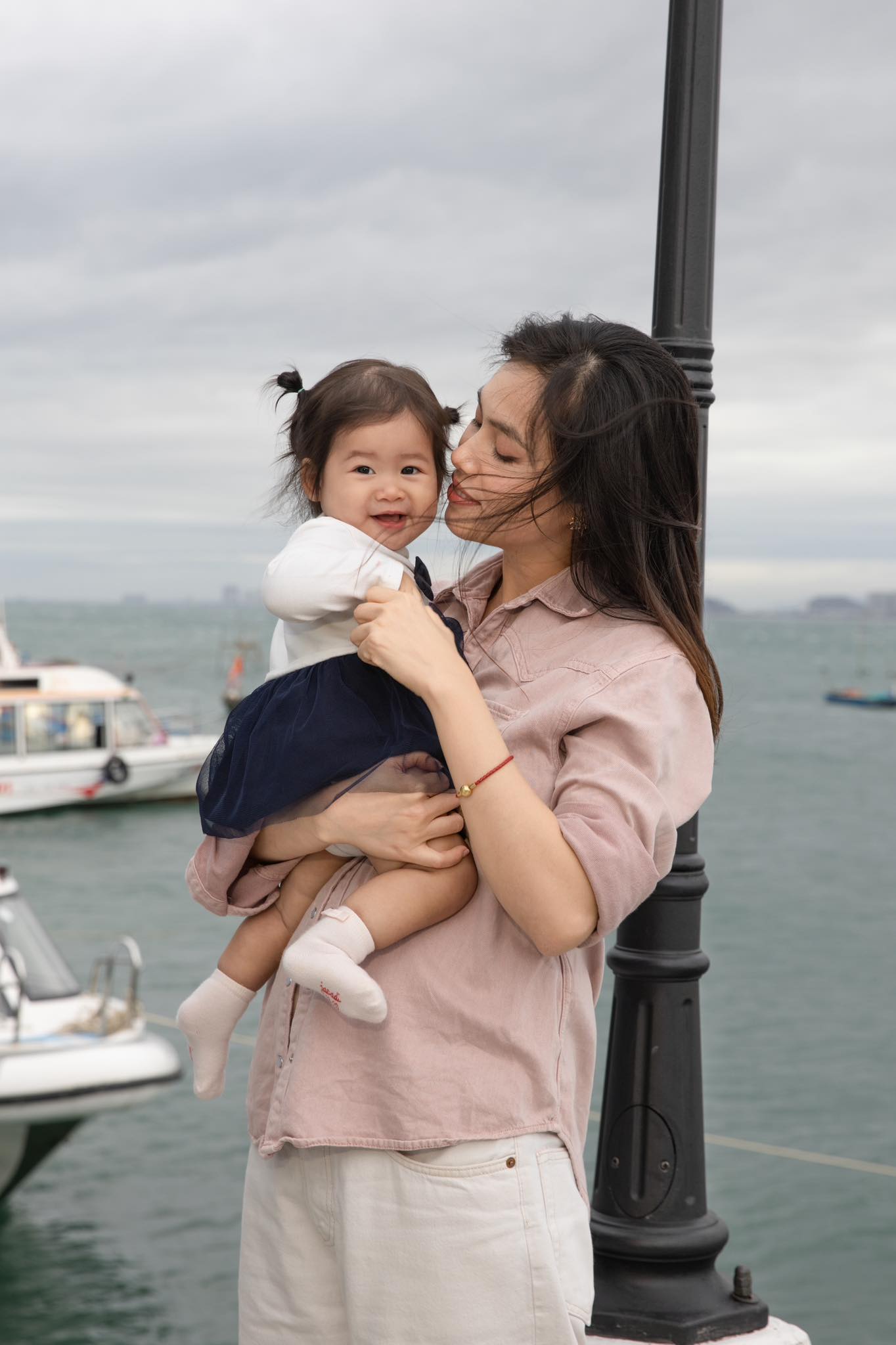 Mỹ nhân Việt kẹt ở nơi bị hàng trăm cảnh sát bao vây, phong tỏa nguyên 1 con đường- Ảnh 3.