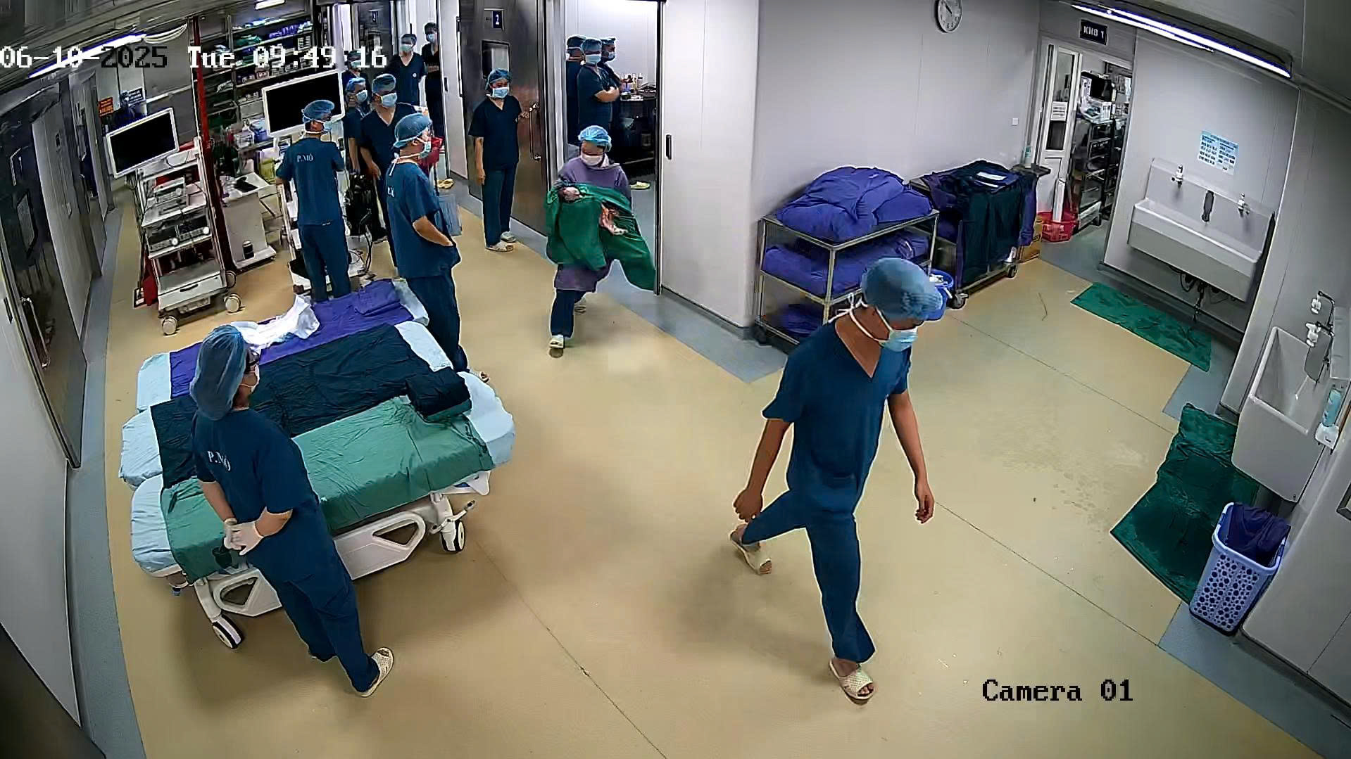 Bé trai sơ sinh ở Hà Nội tiên lượng nặng bật tiếng khóc đầu tiên, cả phòng mổ vỡ òa- Ảnh 2.