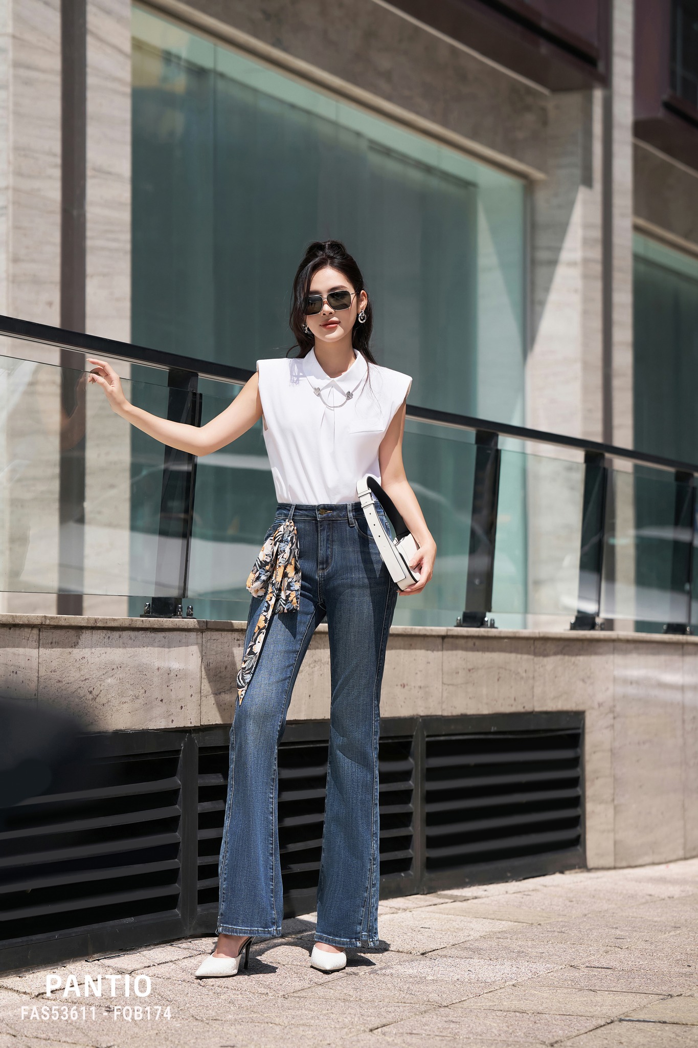 Kiểu quần jeans dành cho phụ nữ tuổi 35+: Tôn dáng, hack chân dài, mặc lên là sang chảnh- Ảnh 11.