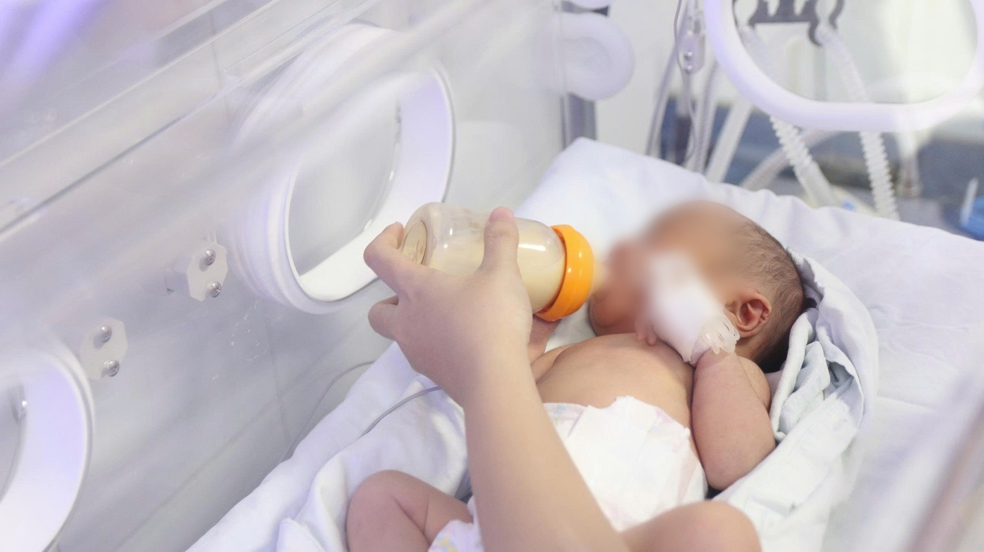 Bé trai sơ sinh ở Hà Nội tiên lượng nặng bật tiếng khóc đầu tiên, cả phòng mổ vỡ òa- Ảnh 3.