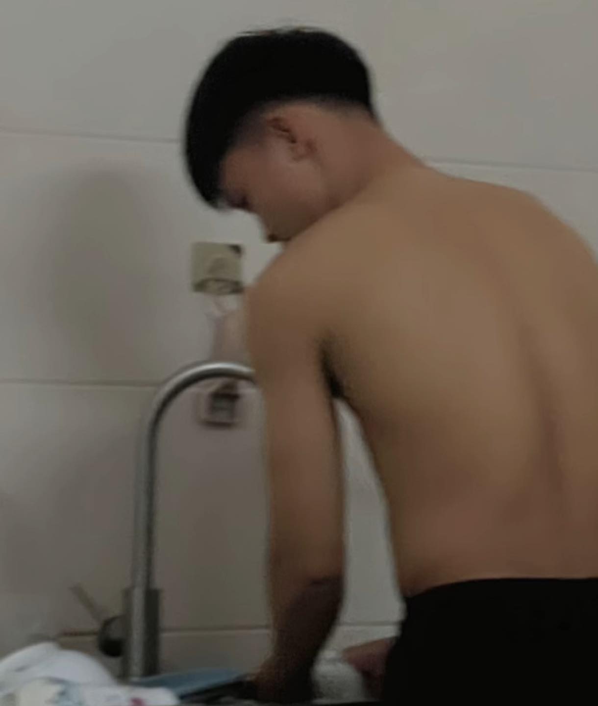 Hồ Văn Cường vào bếp rửa bát cho vợ, lộ diện là “chồng quốc dân” sau đám cưới viên mãn- Ảnh 1.