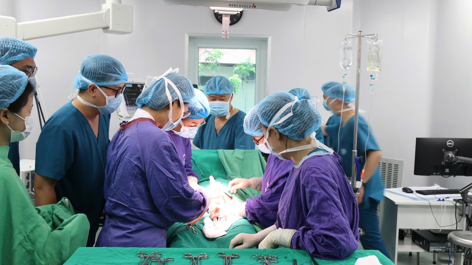 Bé trai sơ sinh ở Hà Nội tiên lượng nặng bật tiếng khóc đầu tiên, cả phòng mổ vỡ òa- Ảnh 1.