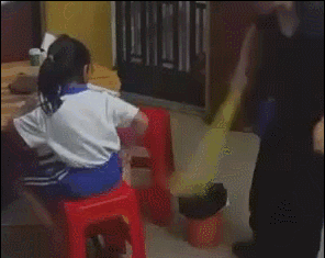 Đoạn video trích từ camera giám sát phơi bày sự thật kinh hoàng của một gia đình, đến Chương Tử Di cũng phải lên tiếng- Ảnh 1.