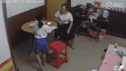 Đoạn video trích từ camera giám sát phơi bày sự thật kinh hoàng của một gia đình, đến Chương Tử Di cũng phải lên tiếng- Ảnh 2.