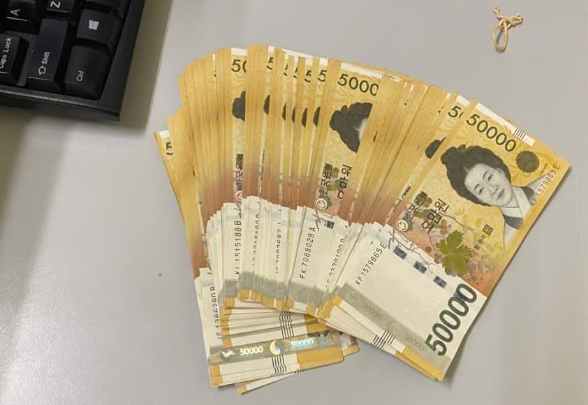 Bọc tiền 5 triệu won nằm chơ vơ ở sân bay- Ảnh 1.