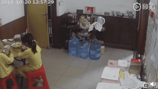 Đoạn video trích từ camera giám sát phơi bày sự thật kinh hoàng của một gia đình, đến Chương Tử Di cũng phải lên tiếng- Ảnh 3.